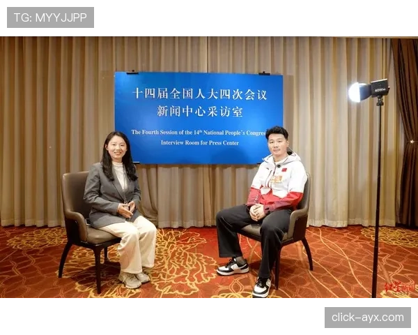 任子威机场照一手拎三只名牌包，我默默把银行卡塞进了鞋垫